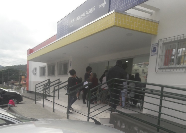 Aglomerações colocam em risco maior à contágios da Covid-19. Imagem é de uma das unidades de Saúde em São José (SC )
