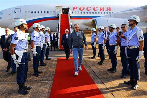 LULA RECEBE LAVROV QUE ALMEJA O BRASIL AO LADO DA RÚSSIA NA GUERRA