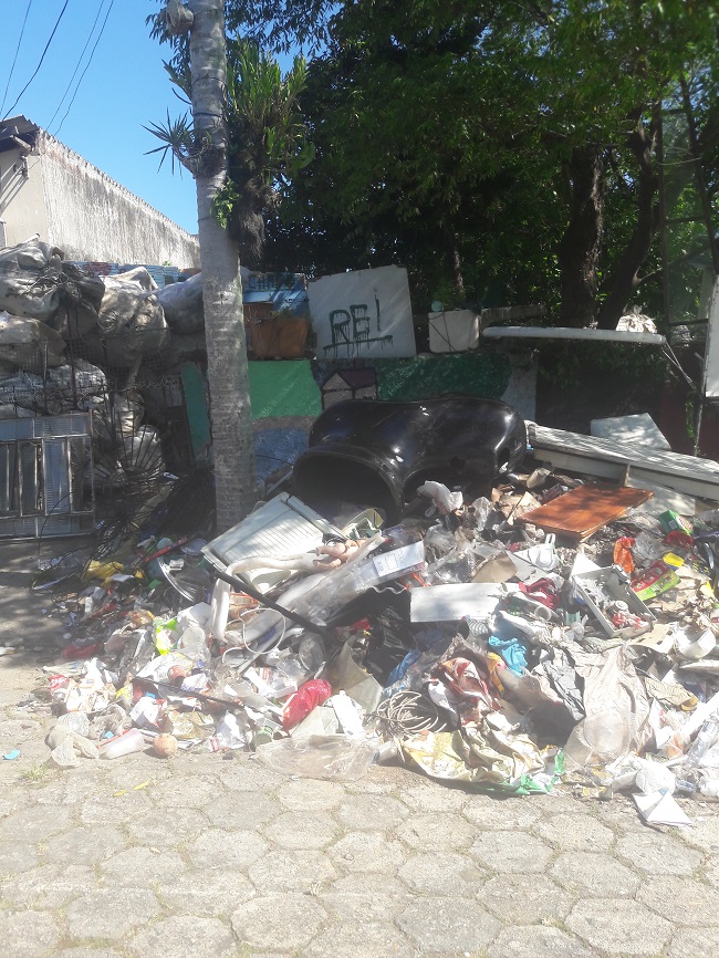 Lixão na Rua Gisela em São José (SC), mostra desleixo devido à falta de fiscalização ambiental