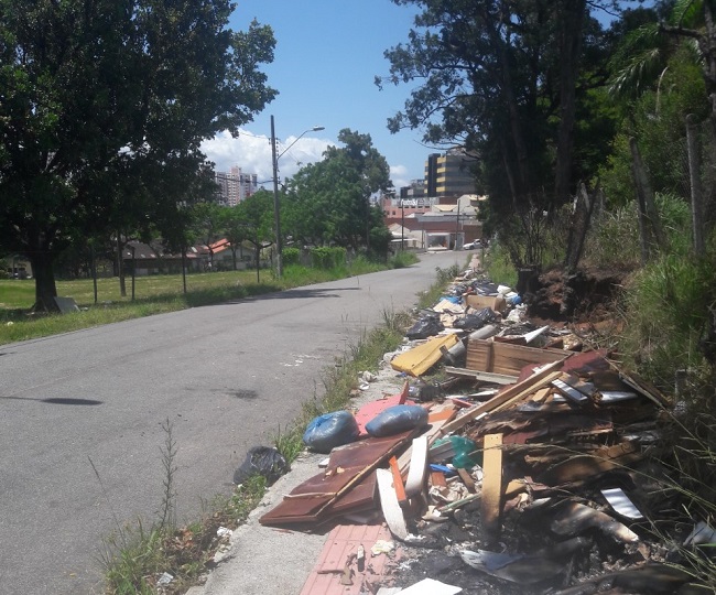 Lixo em calçadas em vários locais de São José (SC), colocam em risco a saúde da população