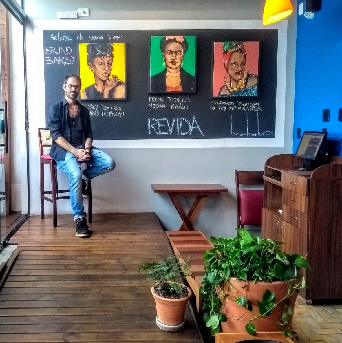 Artista franco- brasileiro Bruno Barbi, expõe obras no Ostradamus Coqueiros, em Florianópolis (SC)