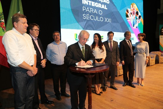 PRESIDENTE DA FIESC DESTACA IMPORTÂNCIA DA EDUCAÇÃO