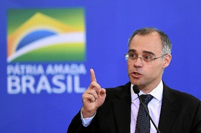 Pastor André Mendonça é indicado por Bolsonaro  ao STF que sugere prática de \" orações \" . Falta agora cobrarem dízimos
