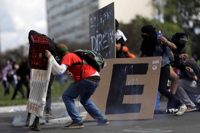 Esplanada dos Ministérios sob chamas e protestos