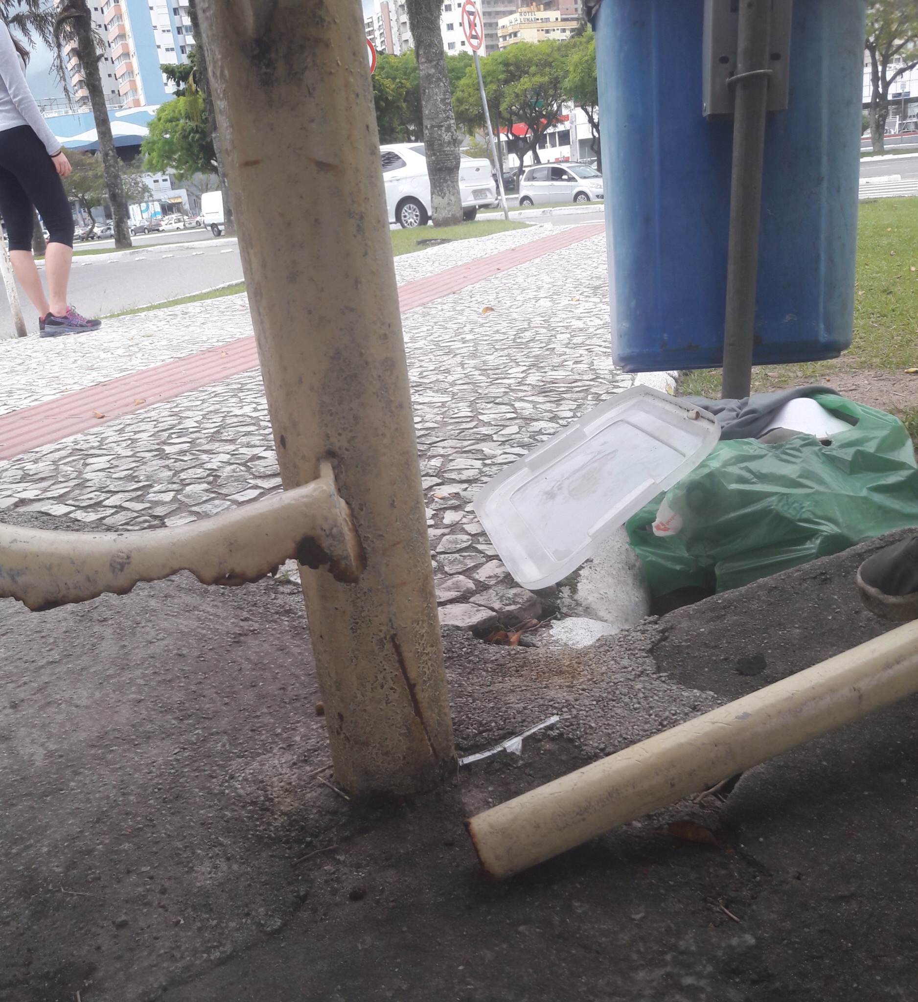Crítica situação em passarela no centro de Florianópolis (SC) - a \" Ilha da Magia \"