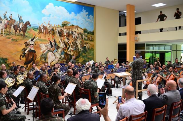 Banda Sinfônica do Exército Brasileiro em grande show em Lages (SC)