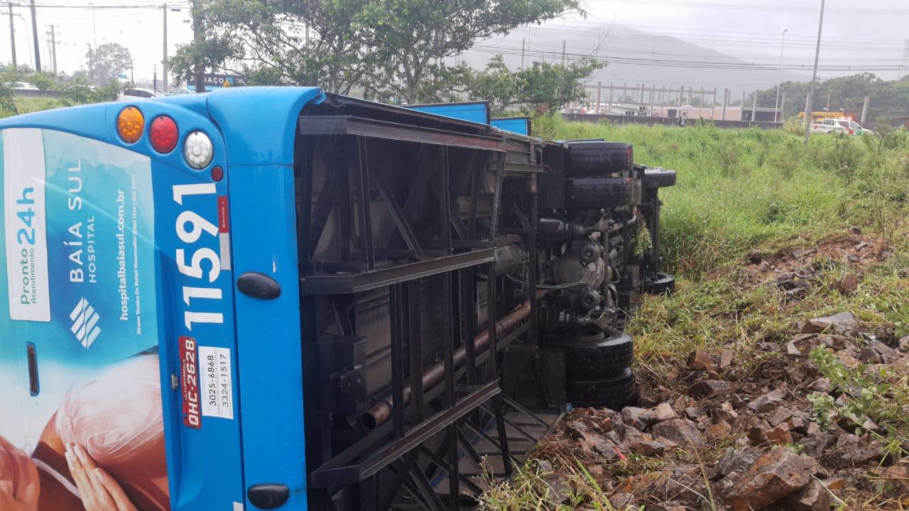 Ônibus capota na Rodovia  SC-403 em Florianópolis (SC)