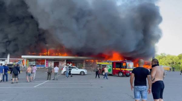 CRIME HEDIONDO : MÍSSIL RUSSO ATINGE SHOPPING EM  KREMENCHUK (UCRÂNIA) 
