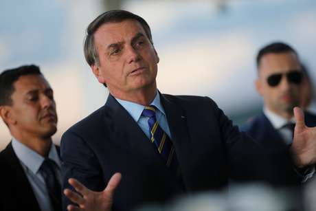 Bolsonaro ironiza em plena pandemia: \"  Quem é da direita toma cloroquina. Quem for de esquerda toma tubaína \". E Centrão ? certamente leva cargos