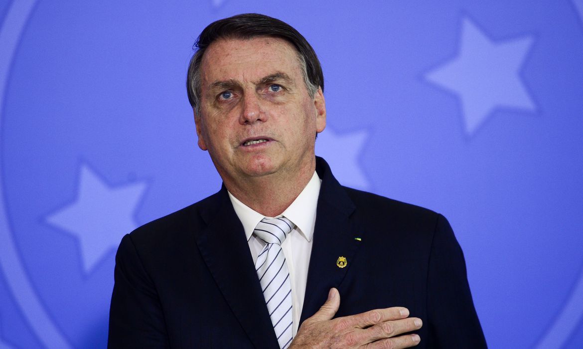Governo Bolsonaro publica manual.  Instruções ao  uso de \"cores e termos \". Até emissoras de TVs parecem entrar na onda do verde- azul- branco e amarelo