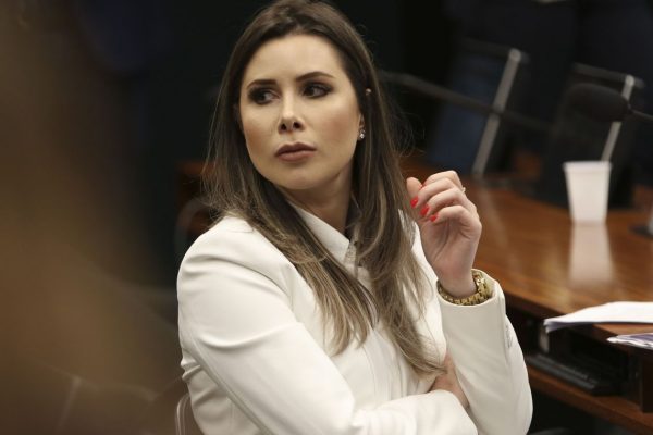 Deputada federal de SC torra dinheiro público com diárias em São Paulo (SP), durante protestos. Agora, vai devolver a grana aos cofres públicos