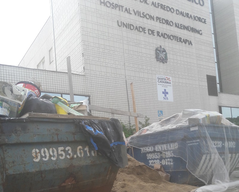 Lixo acumulado ao lado do prédio do Cepom, em Florianópolis (SC)