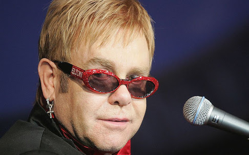 Elton John confirma que vai encerrar carreira numa turnê com 300 shows