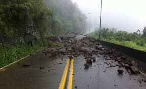 Barreira interrompe trânsito em rodovia da Serra do Rio do Rastro (SC)