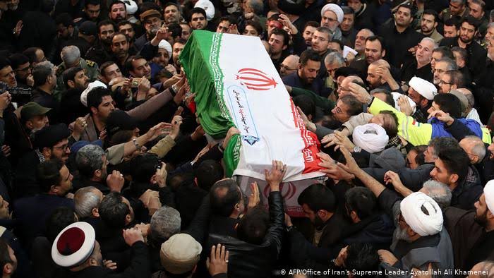 Funeral do general Qassem Soleimani arrasta multidão no Irã